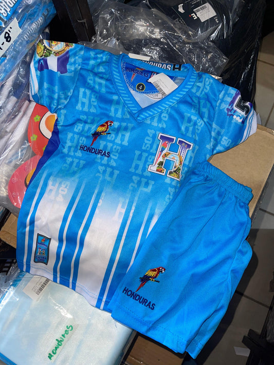 Traje de la H celeste